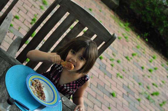 A Nina, caçula da Anita e do Larry, devora seu frango em Princeton Junction, em New Jersey - EUA